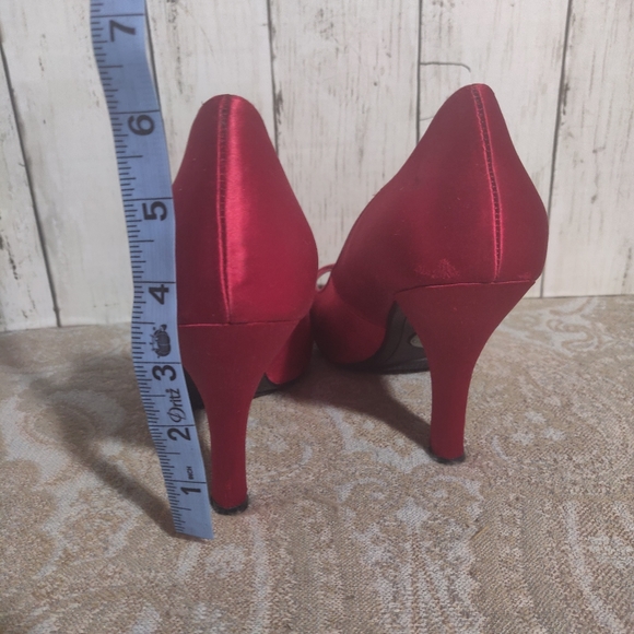 Me too satin red pumps size US 8m - Picture 7 of 9